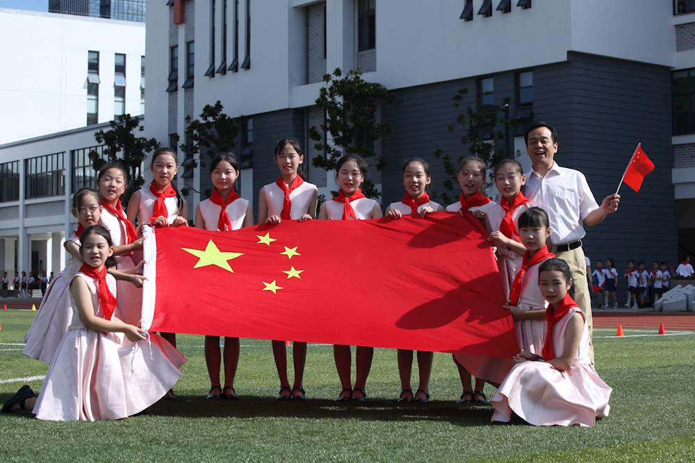 强国有我 未来看我 ——吴中实验小学迎国庆升旗仪式成功举行